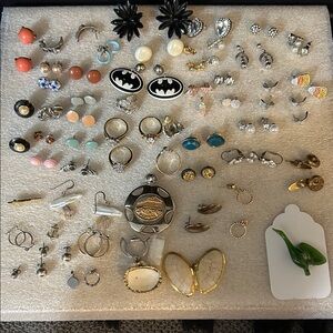 VTG And Newer Fashion Mixed  Jewellery Lot In Very Good Condition As Is
